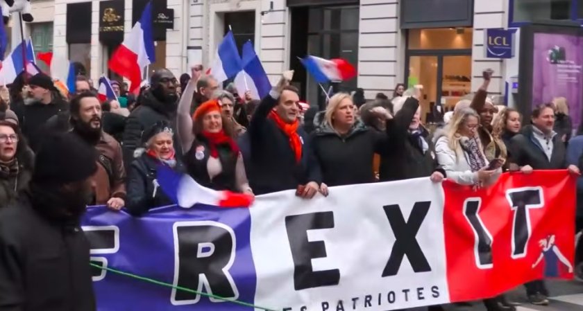 Стотици хора излязоха по улиците на Париж в събота, протестирайки