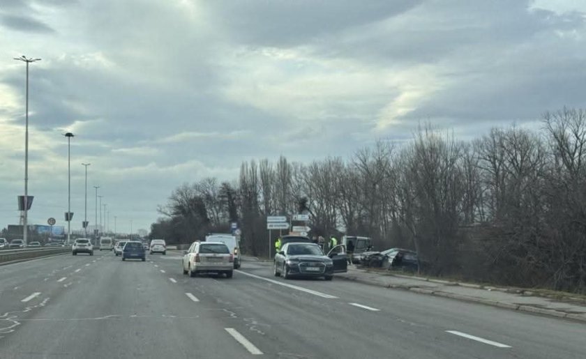 Тежка катастрофа с няколко коли и бус на АМ &bdquo;Тракия&ldquo; (СНИМКИ)