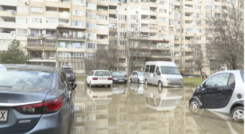 Езеро в столицата заради теч на ВиК