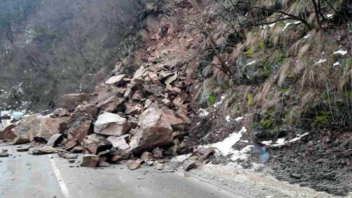 Срутени скали затвориха пътя между смолянски села