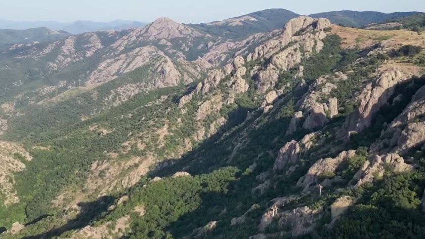 След жалба на министър Генов: Съдът обяви за незаконен комплекс "Даулите&ldquo; в парк &bdquo;Сините камъни&ldquo;