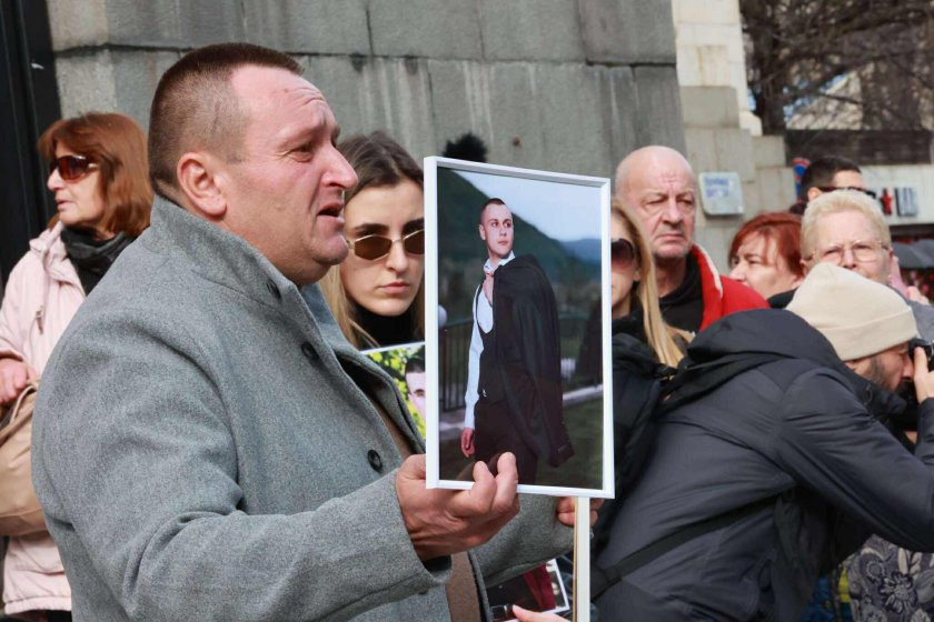 Родители прегръщат децата си на снимки на протест срещу войната по пътищата (СНИМКИ)