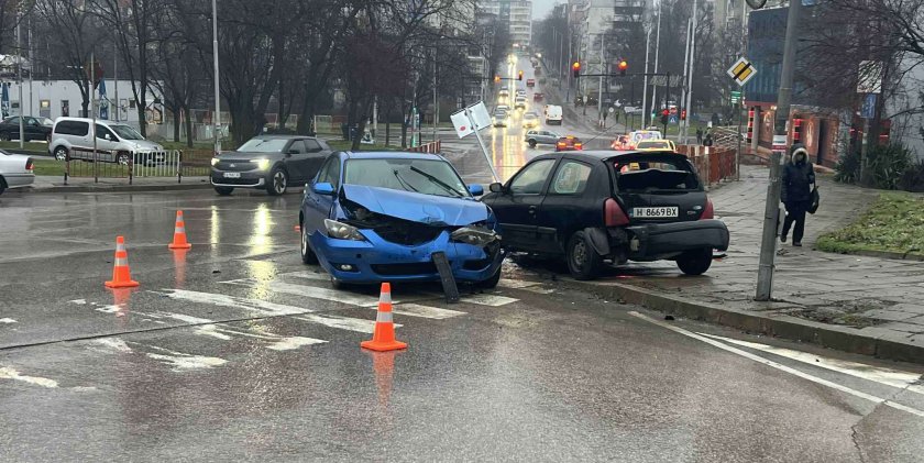 Загинали са двама души, а 21 са ранени при катастрофи