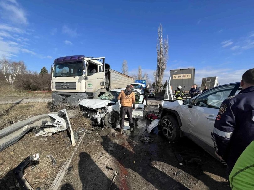 Верижна катастрофа с два тира и 5 коли в София, пострада жена (Обновена)