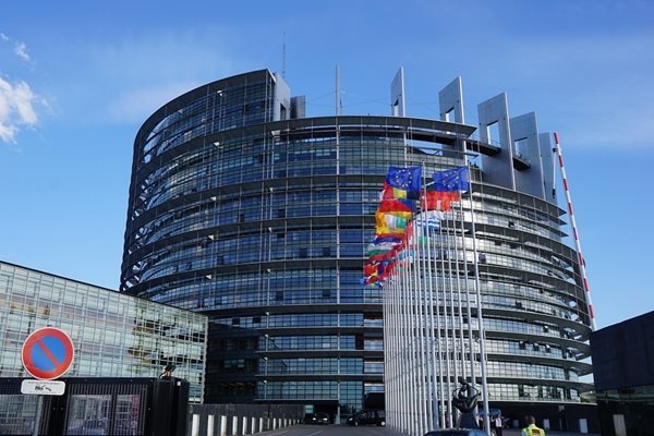 Европейският парламент гласува заем от &euro;90 млрд. за Украйна