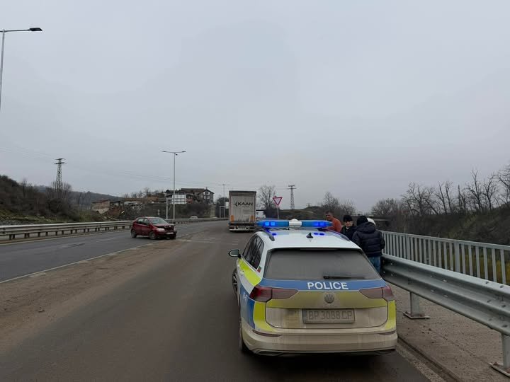 Кола и ТИР се "целунаха" на път за Враца (СНИМКА)