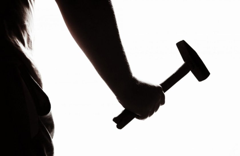 Българин, нападнал с чук бившата си съпруга на спирка в Германия, ще лежи в затвора у нас