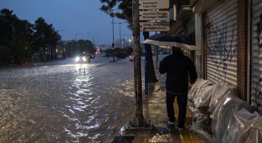 Не тръгвайте за Гърция! Обявен е червен код за бури и порои