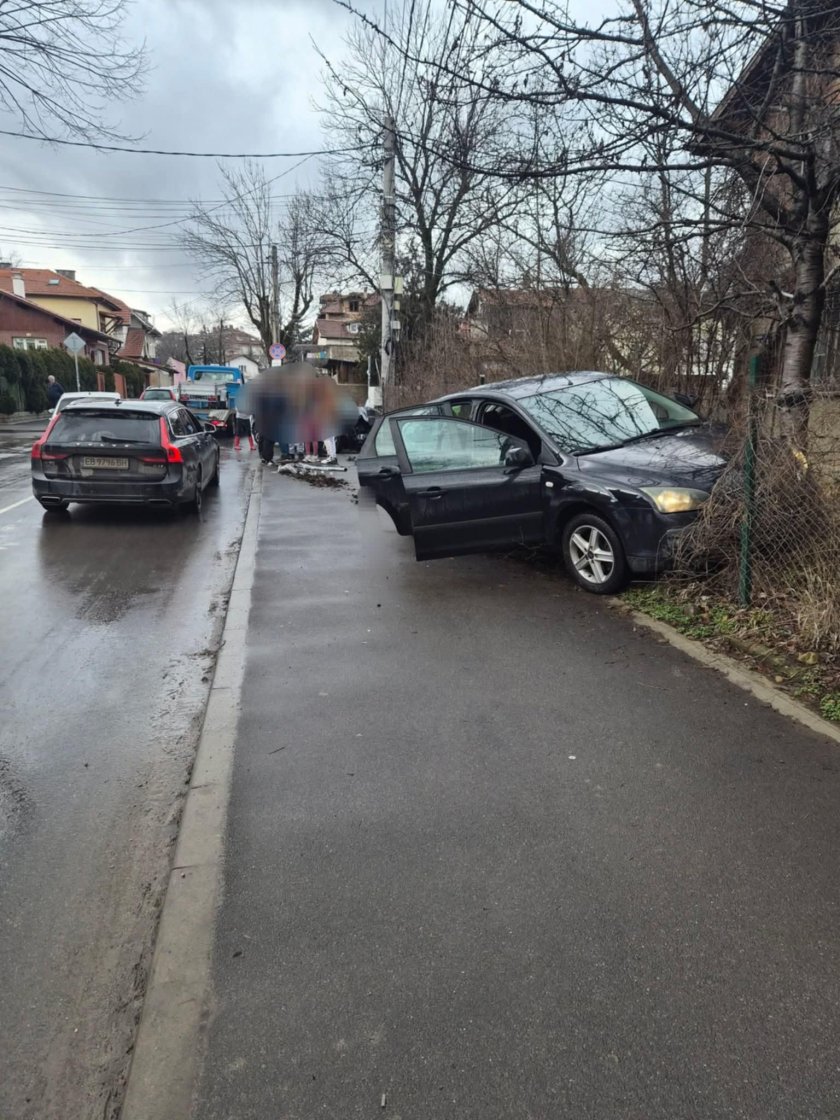 На косъм от трагедия: Шофьор за малко да помете на тротоар майка и 5-годишният ѝ син