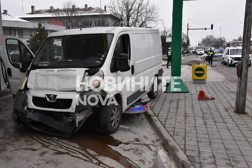 Тежка катастрофа до бензиностанция в Хасково, полиция евакуира всички