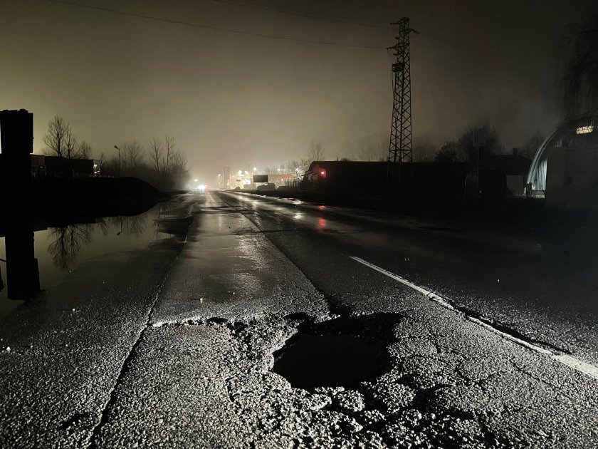 Шофьор помля колата си в огромна дупка на Ломско шосе (СНИМКИ)