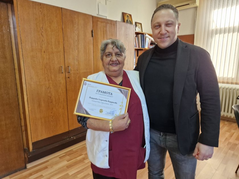 Наградиха санитарка от ИСУЛ, връщала огромни суми на болни хора