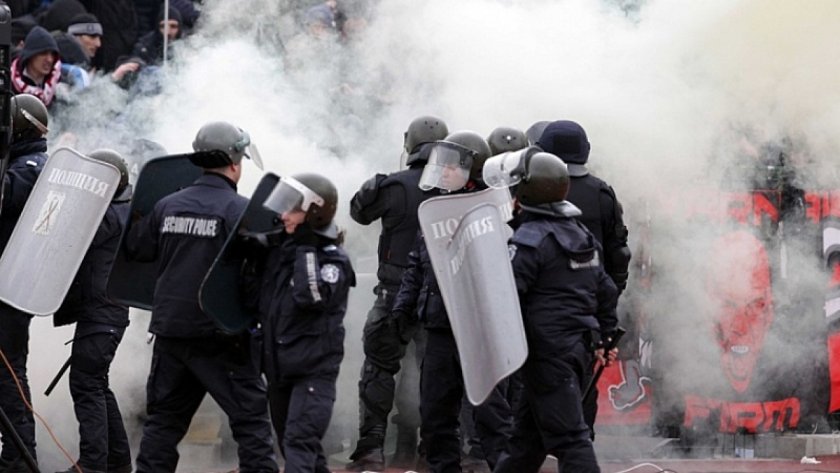 С фуражка, палка, пистолет...