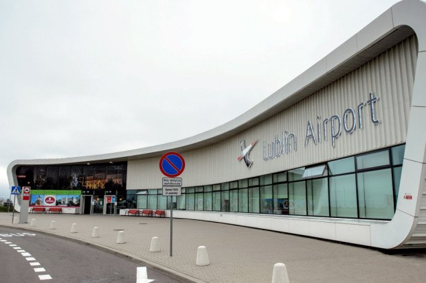 Полша затвори летища заради "непланирана военна дейност"