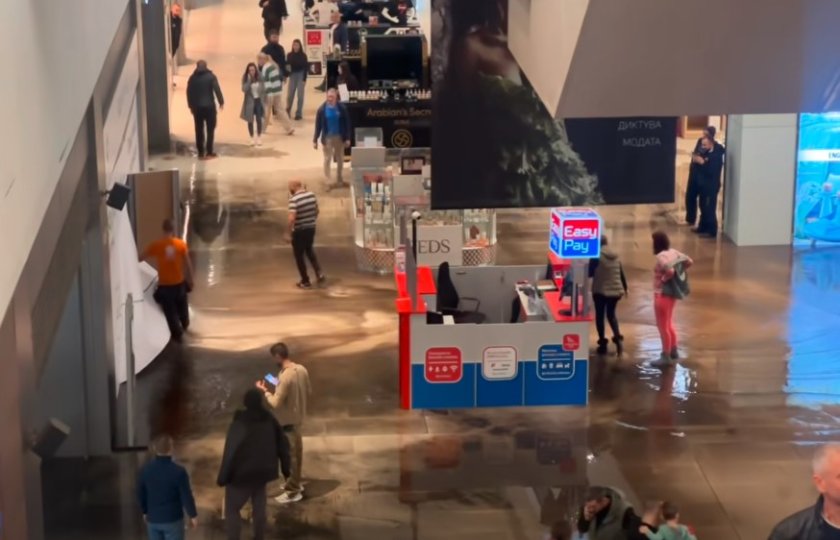 Авария в столичен мол шокира посетителите (ВИДЕО)