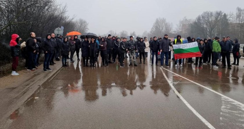 Близки на загиналия в катастрофа Любо блокираха Е-79 край Монтана в търсене на справедливост