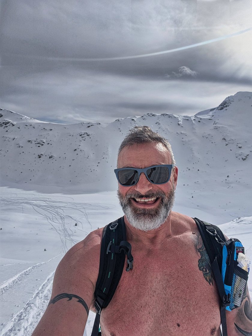 Калин Вельов се калява гол сред снега на Рила (СНИМКИ)