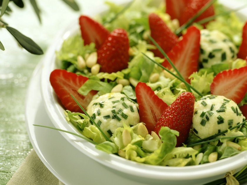 Зелена салата с ягоди и меко сирене