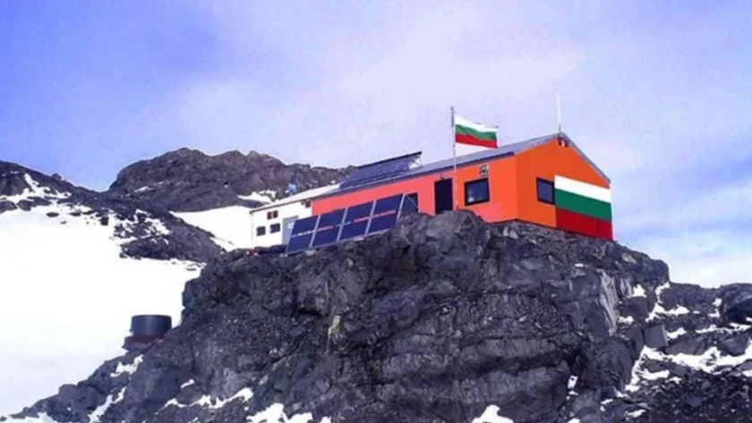 Мощна буря връхлетя полярниците ни в Антарктида