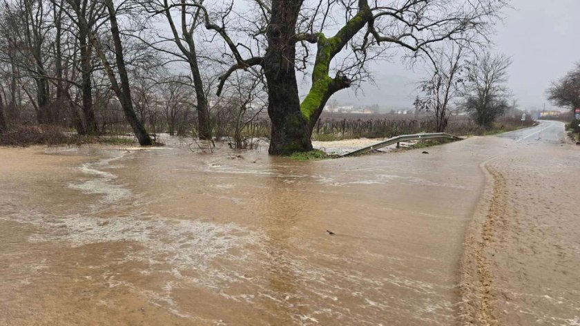 Рухнала подпорна стена, наводнения и селища без ток след пороите у нас