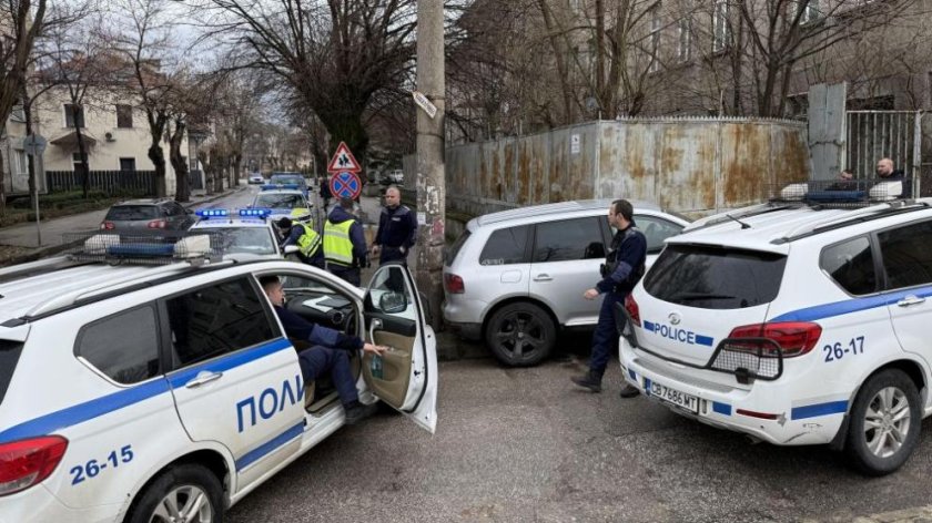 Шофьор на градус се заби в стълб след гонка с полицията (СНИМКИ)