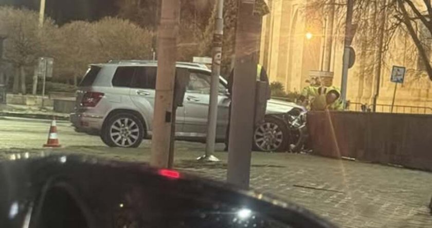 Джип се заби в подлеза до Катедралата във Варна 