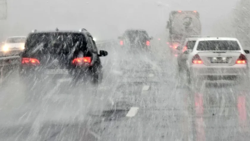 ОТ ПОСЛЕДНИТЕ МИНУТИ: Затвориха магистрала "Тракия" при Бургас заради снега (СНИМКИ)