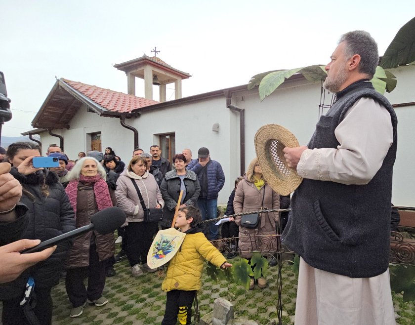 Стотици скочиха в защита на разпопения отец Иван 