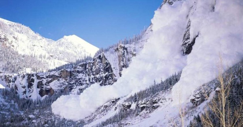 Трима загинаха след падане на лавини във Френските Алпи, има ранени
