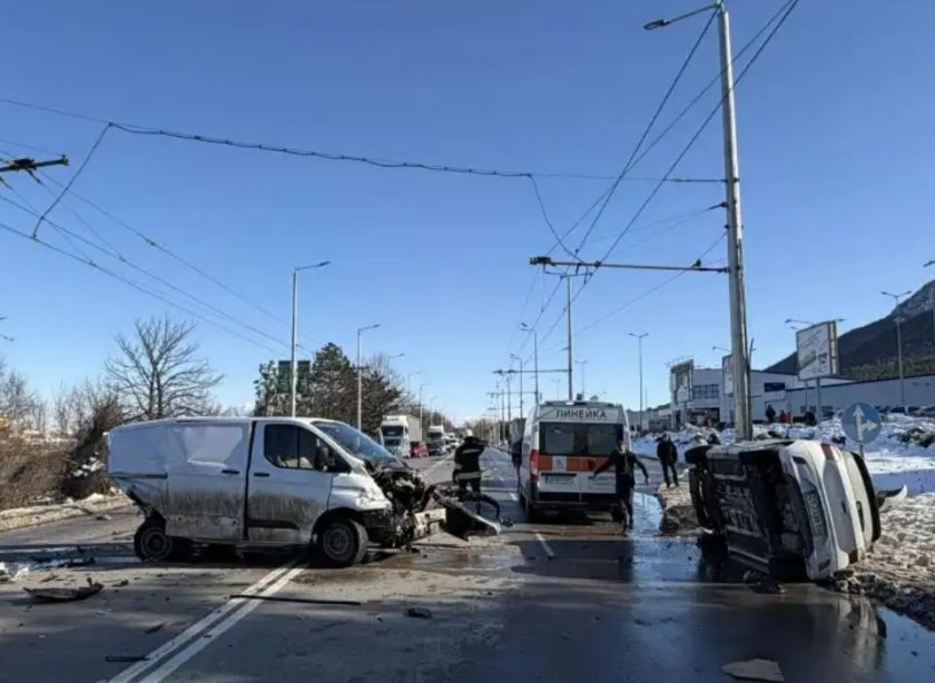 Катастрофа с четири коли затвори входа на Враца (СНИМКИ)