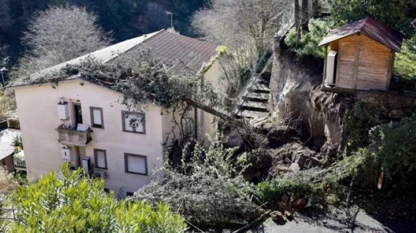 Свлечена след порои скала удари триетажна сграда в Италия, има жертва