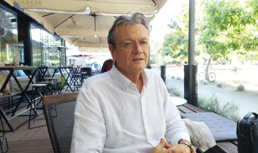 Самоубийство или убийство, последвано от самоубийство, са двете водещи версии