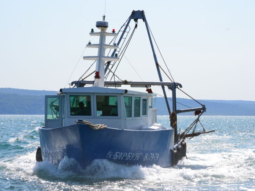 Спасителна операция до Созопол. Кораб с трима рибари изчезна от радарите (ОБНОВЕНА)