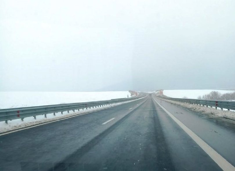 Спряха движението за камиони по части от "Хемус" заради снега