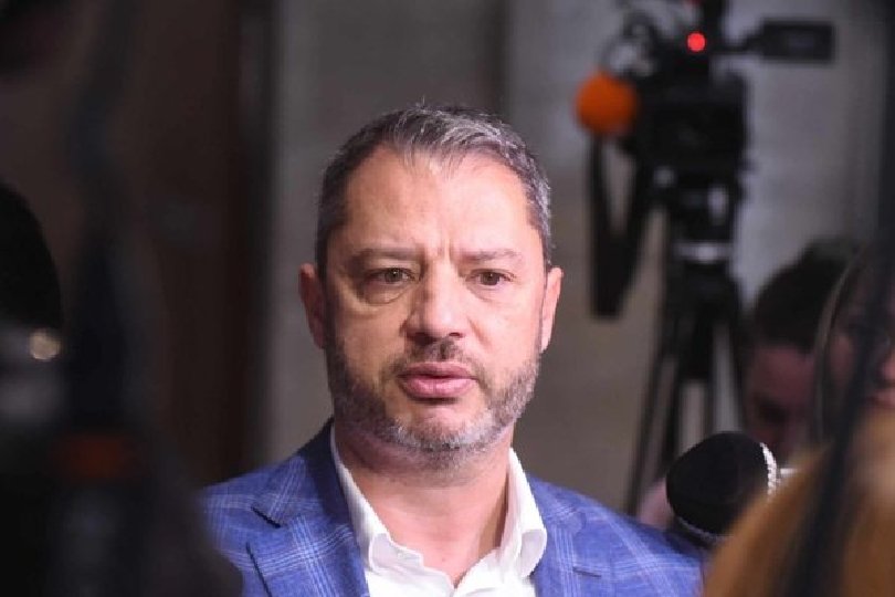 Делян Добрев отрече да напуска ГЕРБ и цитира Марк Твен: Слуховете за моята смърт са силно преувеличени