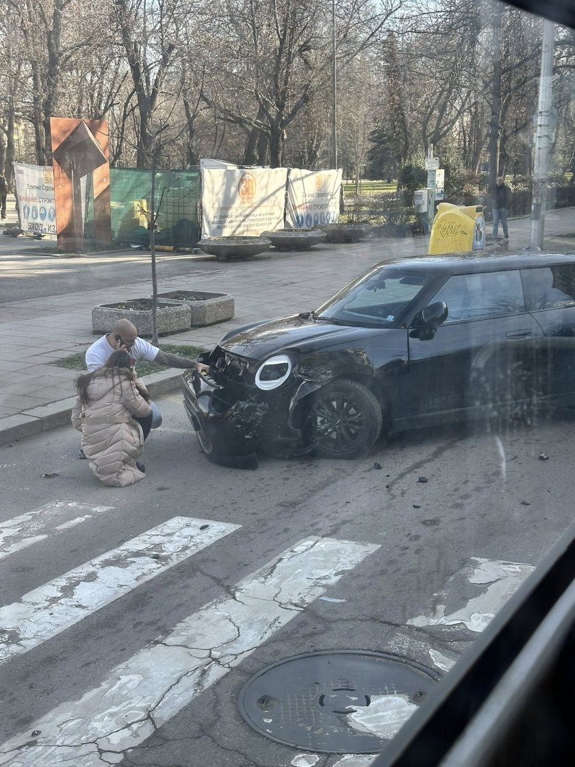 Трамвай и кола пак се нанизаха в София