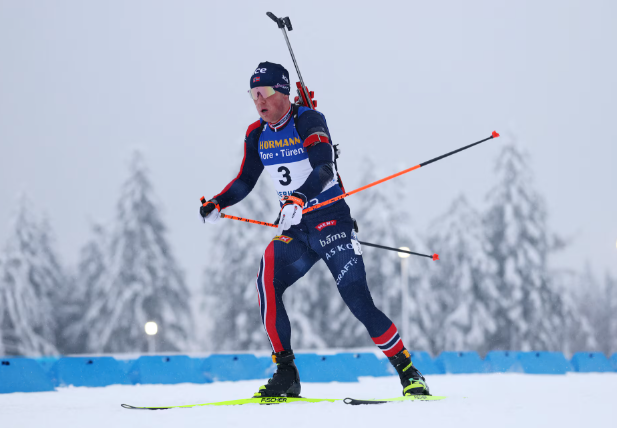 Йоханес Дале триумфира в масовия старт в биатлона