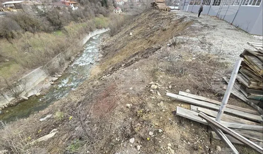Бедствено положение заради свлачище на улица в Смолян