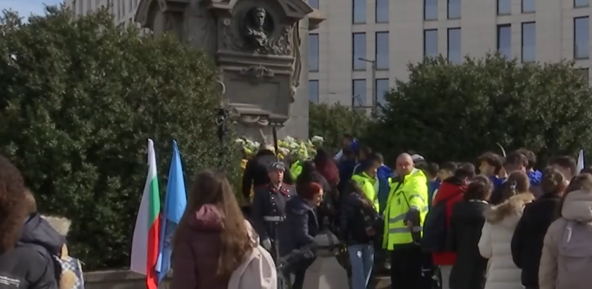 Шефове и отбора на Левски отдадоха почит на Апостола