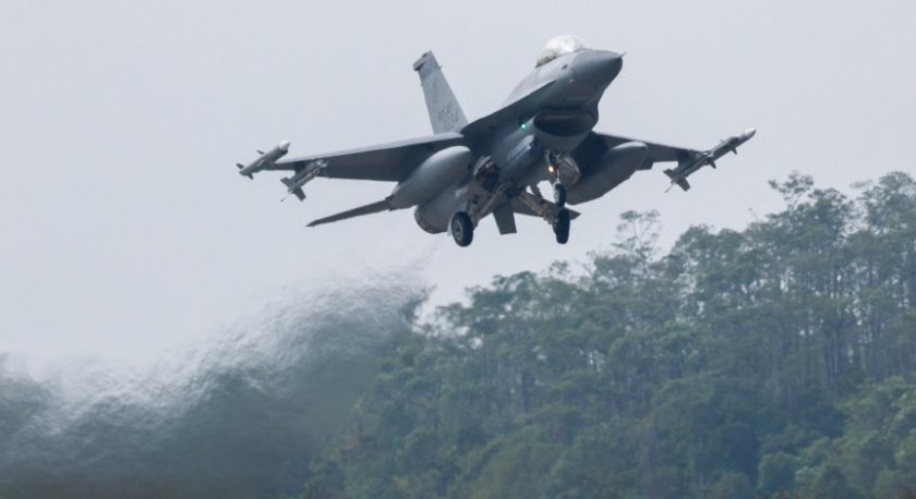 Турски изтребител F-16 се разби след излитане, пилотът загина