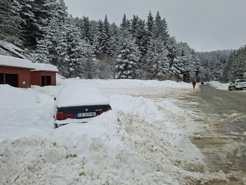 На Витоша е бяла приказка, но пътищата дотам са затворени за почистване
