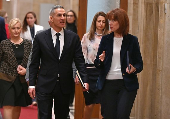 Гюров и ЦИК се разбраха: Еднакви паравани във всички секции и обучение за членовете им