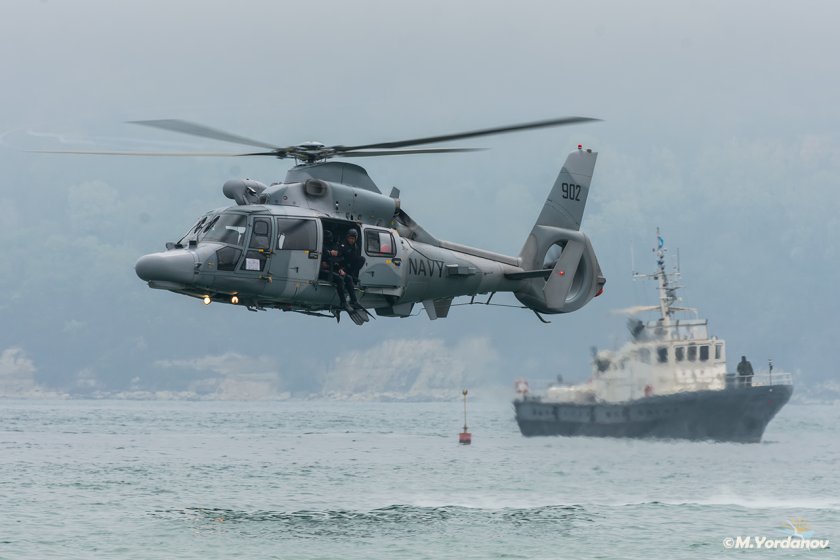 Включиха вертолет в търсенето на кораба 