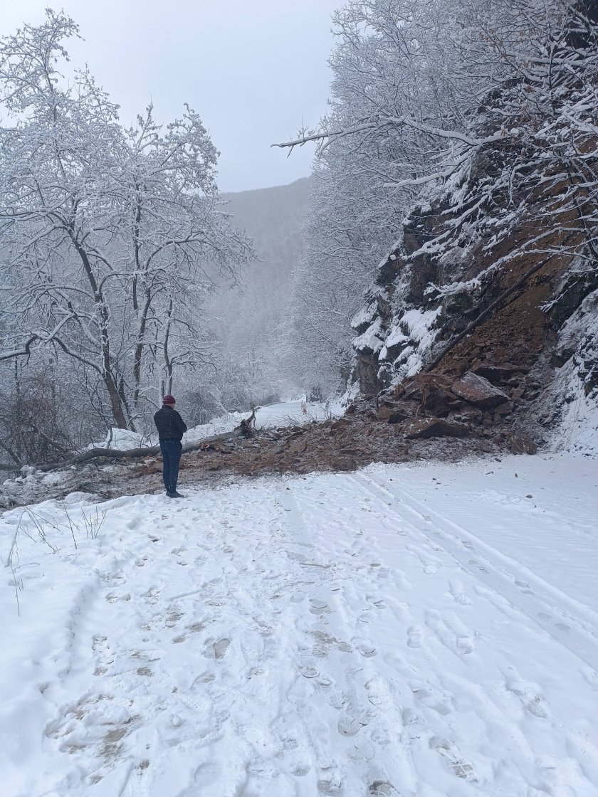 Свлечена земна маса блокира пътя към Пасарел (СНИМКИ)