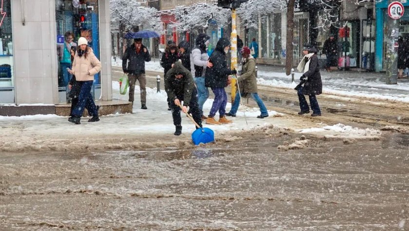 Разтопеният сняг наводни столични булеварди