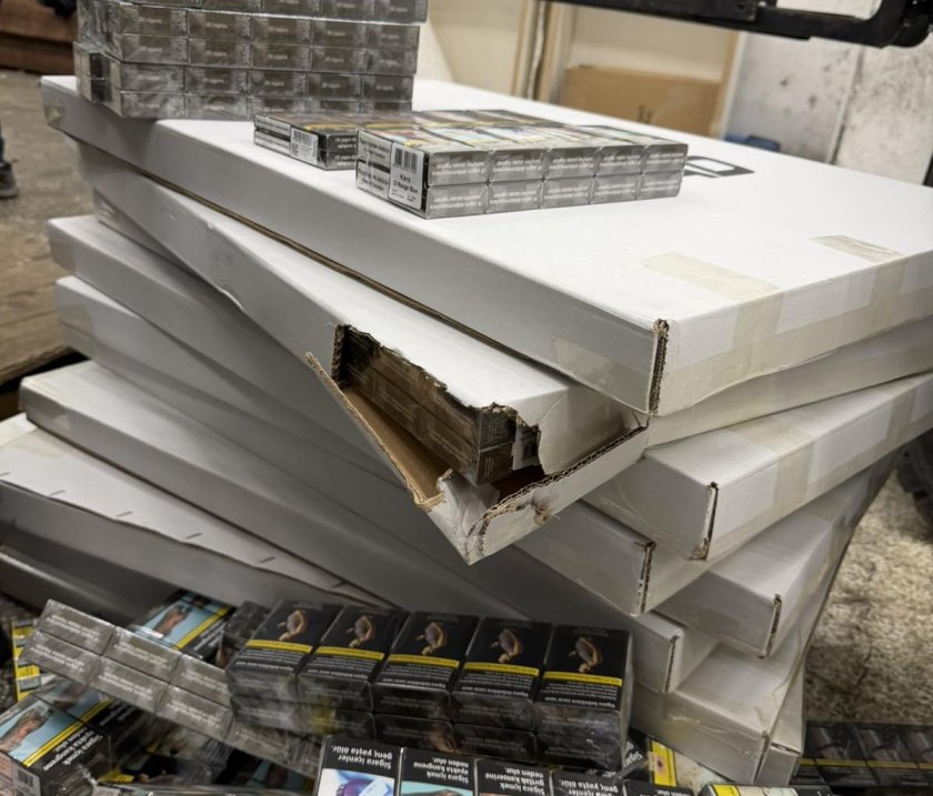 На "Капитан Андреево": Откриха над 20 000 кутии с цигари без бандерол в турски камиони  (СНИМКИ)