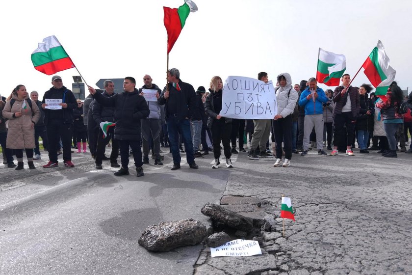 Жители на Елхово блокираха пътя към ГКПП "Лесово"