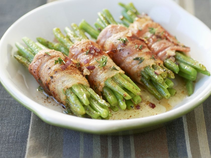 Зелен фасул в бекон с лучен сос