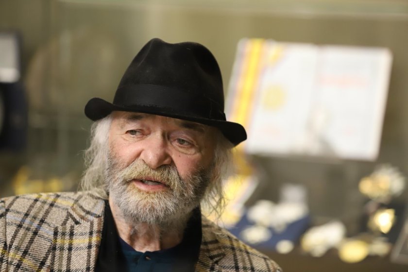 Задържаха помощник на Боян Радев за открити негови картини в дома му