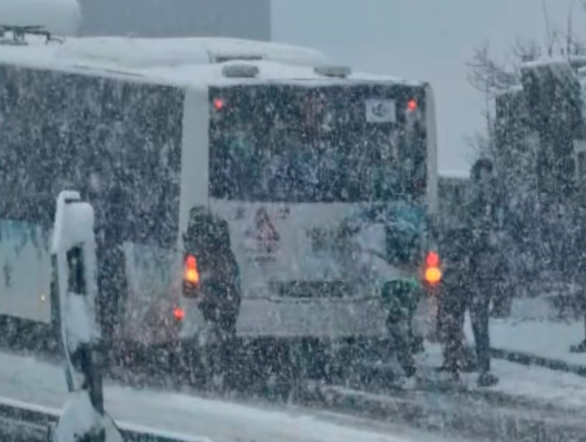 Пътници бутаха автобус, закъсал на "Черковна" в София (ВИДЕО)